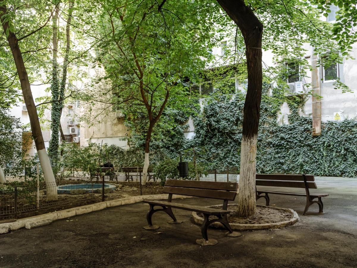 Old Town Historic With Backyard Mini Park Appartamento Bucarest